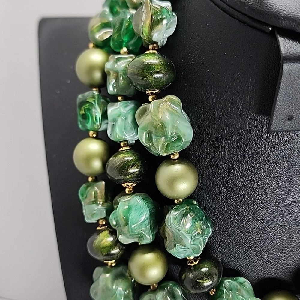 Vintage Elegant Green Beaded Necklace - Picture 2 of 9